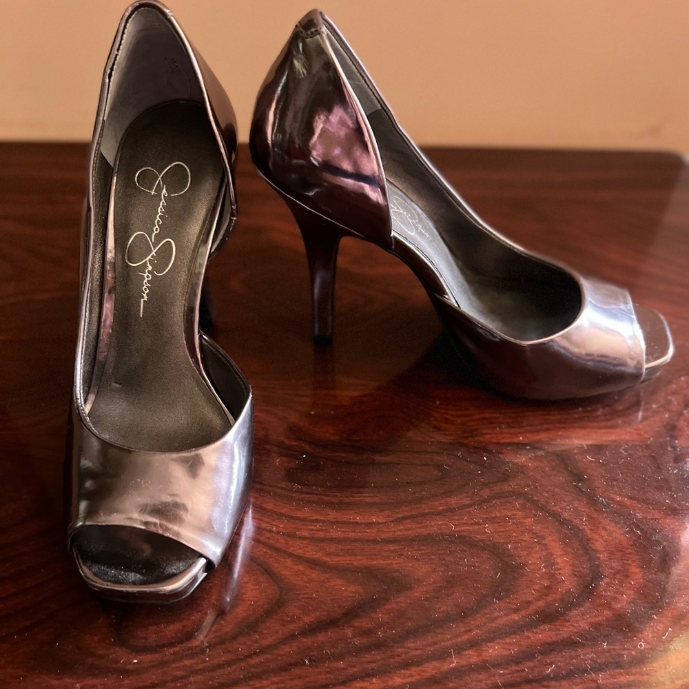 Dressy pinkish silver pumps by Jessica Simpson Size 5.5
